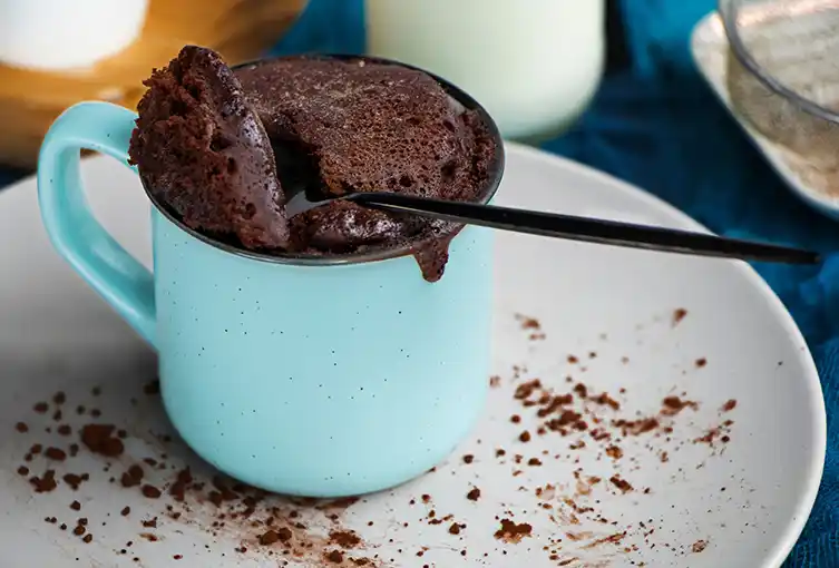 Receita do Dia da Amizade Brownie de Caneca com Calda de Chocolate