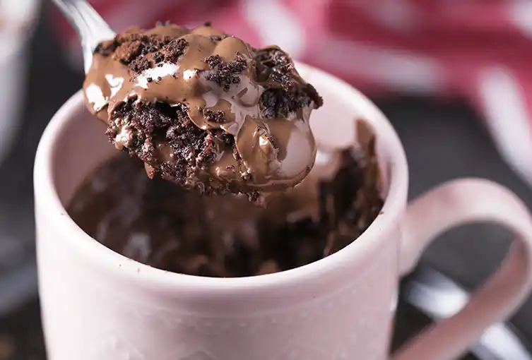 Receita do Dia da Amizade Brownie de Caneca com Calda de Chocolate