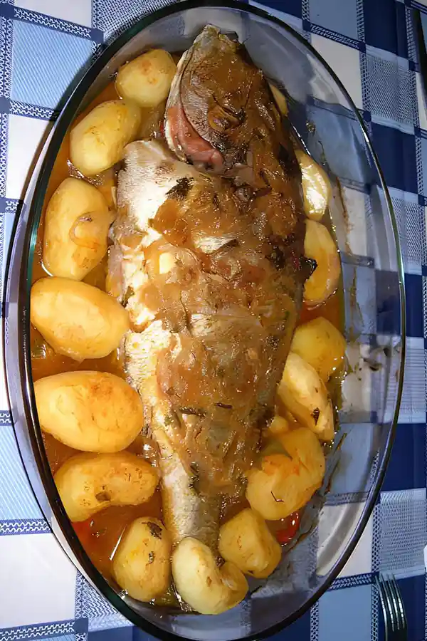 Essa Receita Peixe com Batatas ao Forno é prática e cheia de sabor